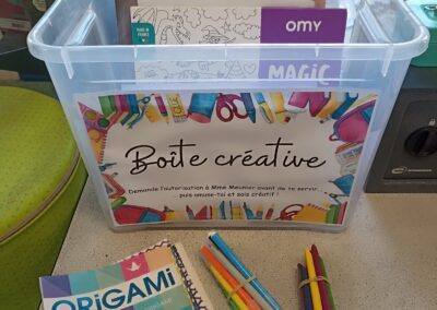 La boîte créative : coloriages, feutres, origamis...